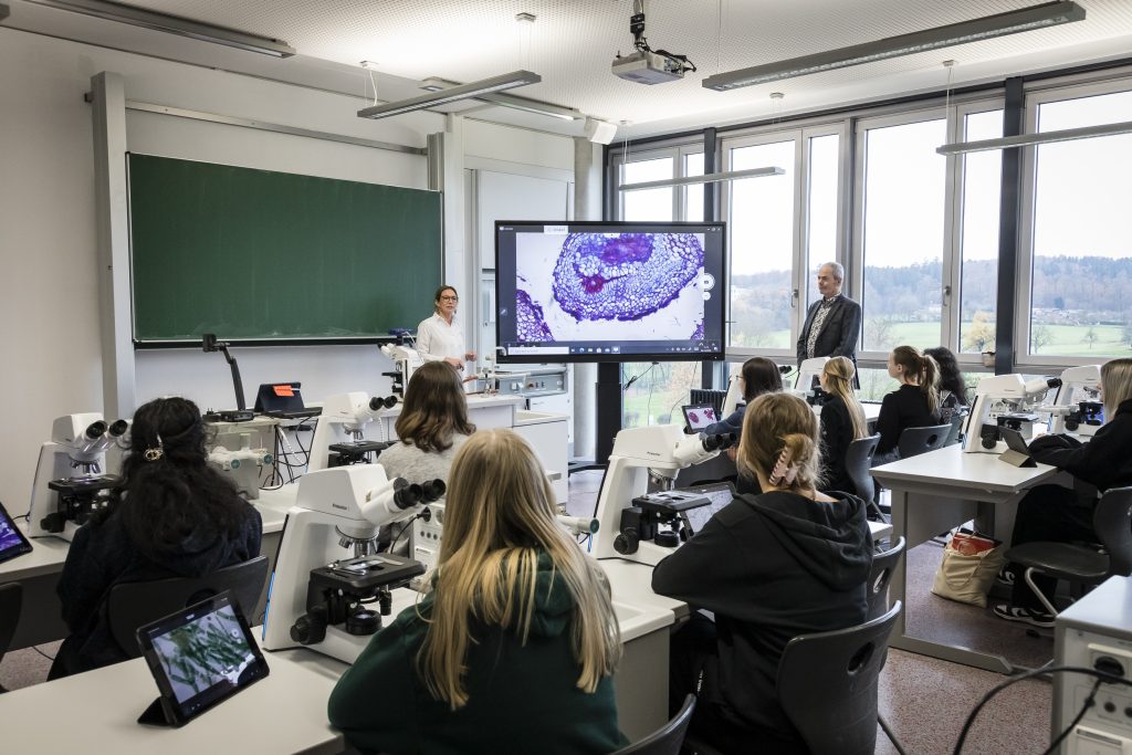 Justus-von-Liebig-Schule erhält 17 hochauflösende Mikroskope